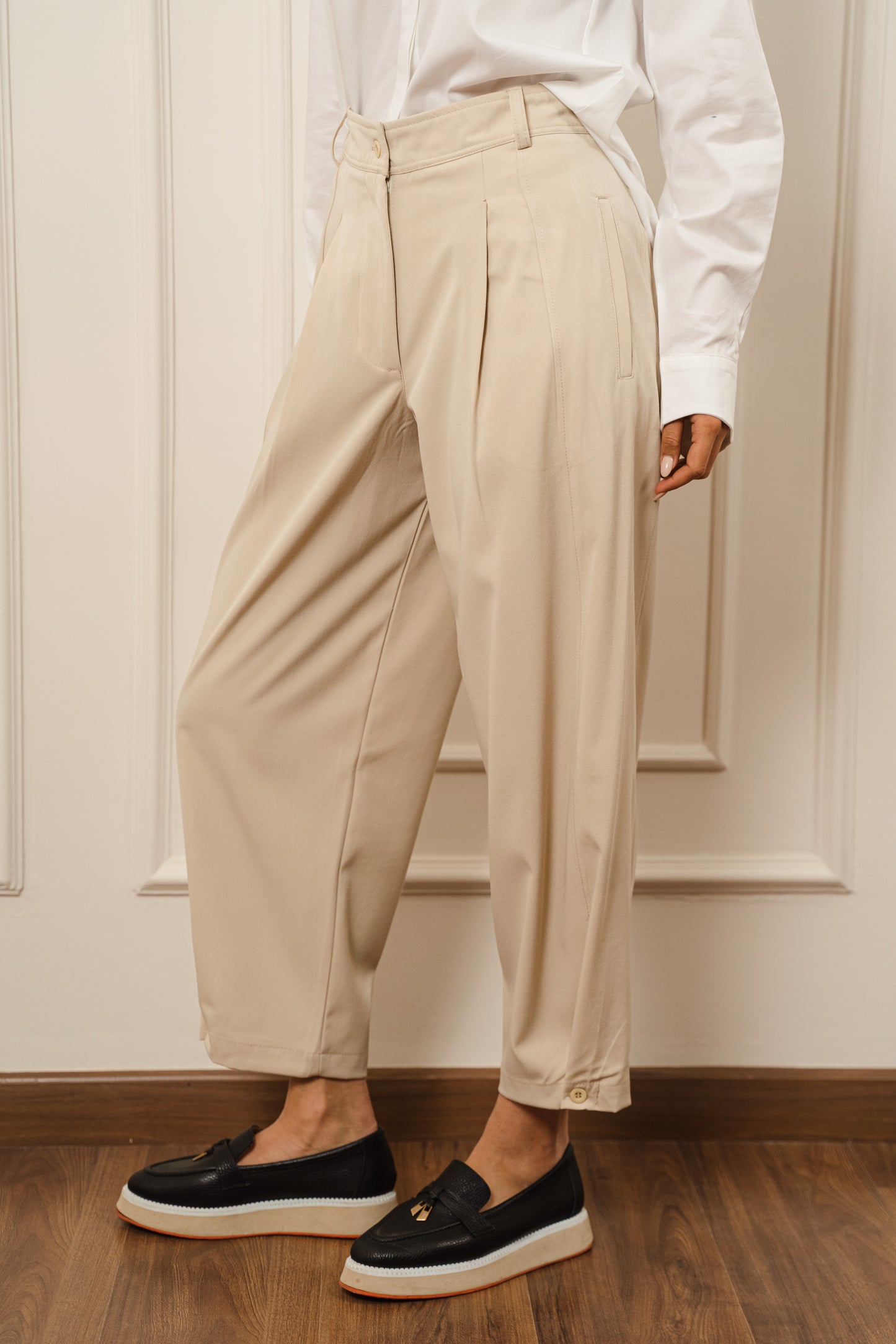 Carrot Cut Trousers In Beige